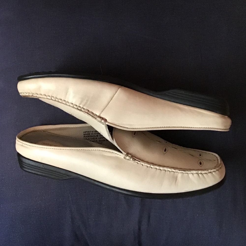 Women’s Rockport Leather shoe(off white color) - Picture 5 of 11